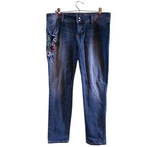 NWOT Women’s INC Embroidered Floral Jeans – Size 14